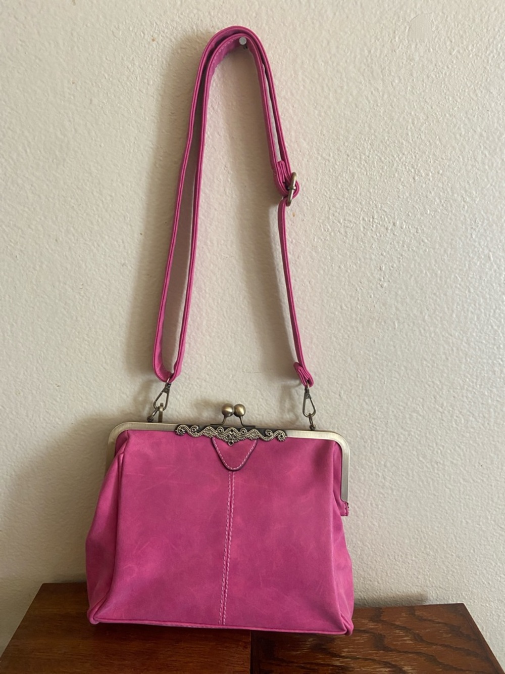 Vintage-Style Pink Kiss-Lock Crossbody Bag